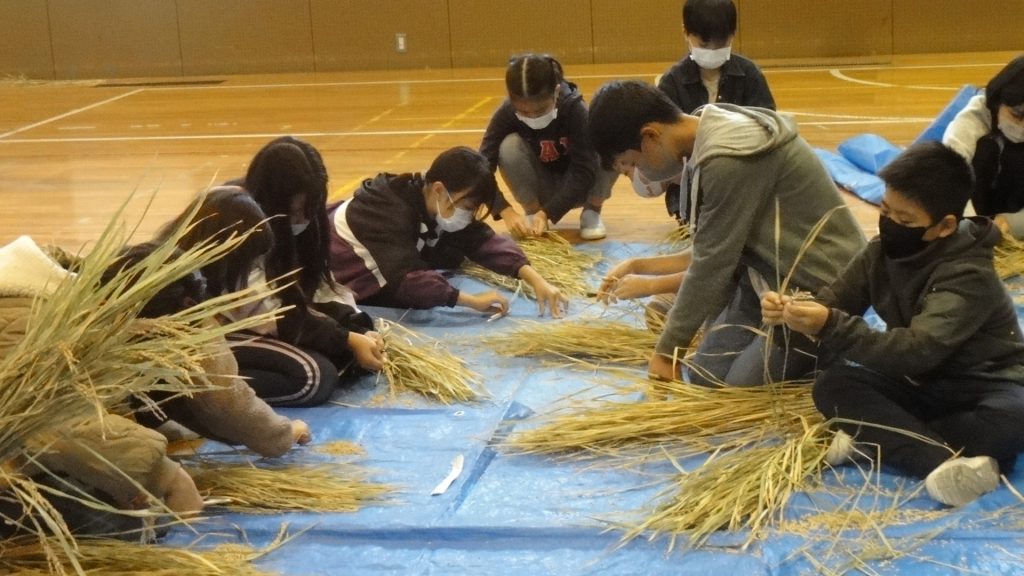 10/25　5年生　稲作　脱穀体験（野川ほたる村）