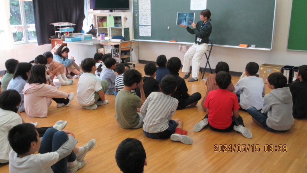 朝の読み聞かせ（みなみの会　図書ボランティア）