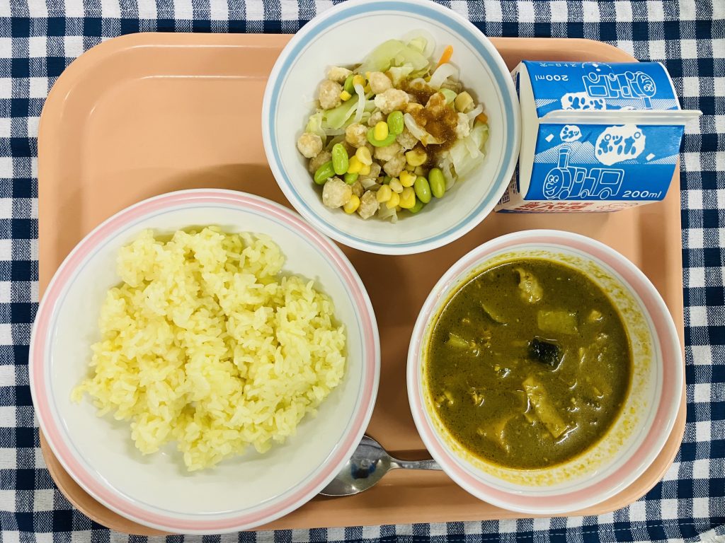 今日のカレーは、緑色だよ♪