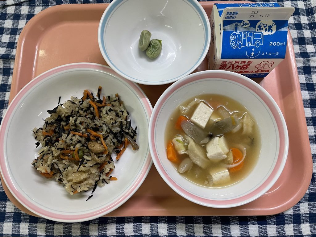 1年生がそら豆のさやむきをしてくれました！