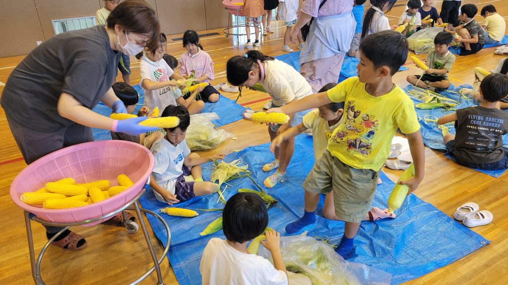トウモロコシの皮むき