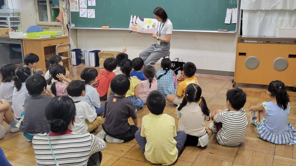 図書ボランティアによる読み聞かせ